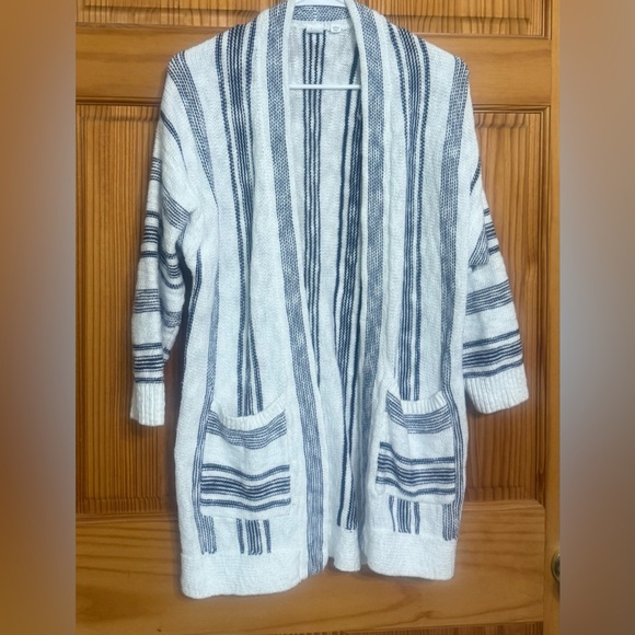 Women’s Gap navy blue and white vertical striped petite cardigan sweater - Picture 5 of 5